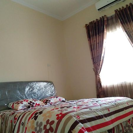 Jasmine Park Guest House Семаранг Екстер'єр фото