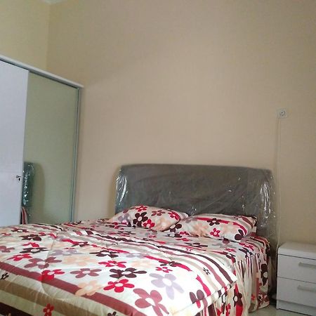 Jasmine Park Guest House Семаранг Екстер'єр фото