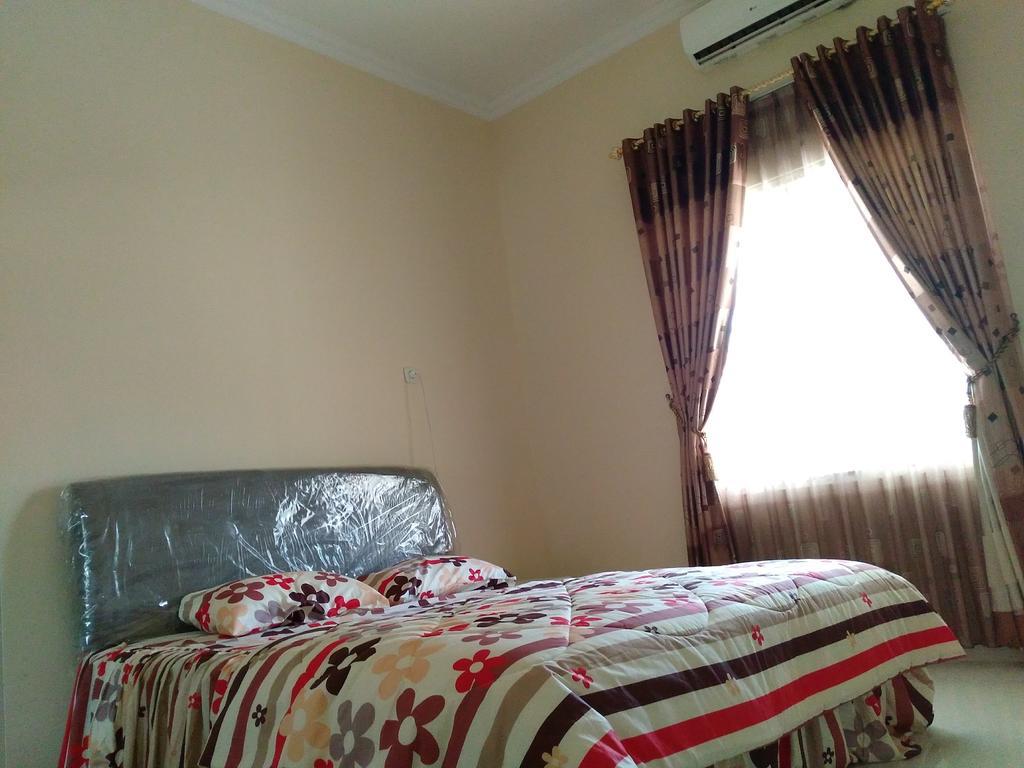 Jasmine Park Guest House Семаранг Екстер'єр фото