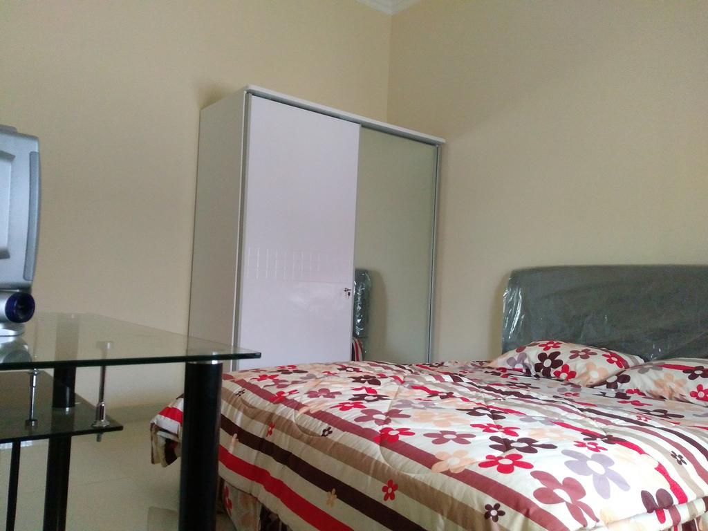 Jasmine Park Guest House Семаранг Екстер'єр фото
