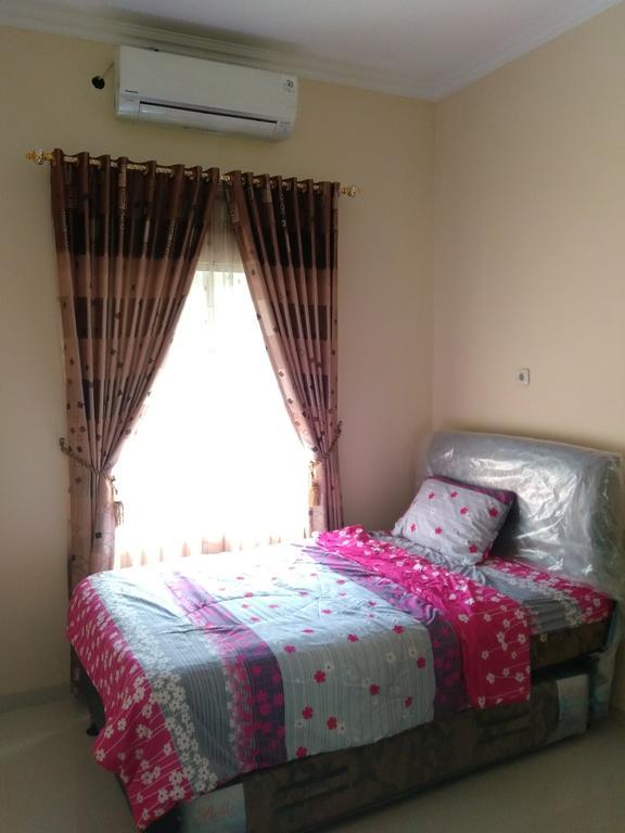 Jasmine Park Guest House Семаранг Екстер'єр фото