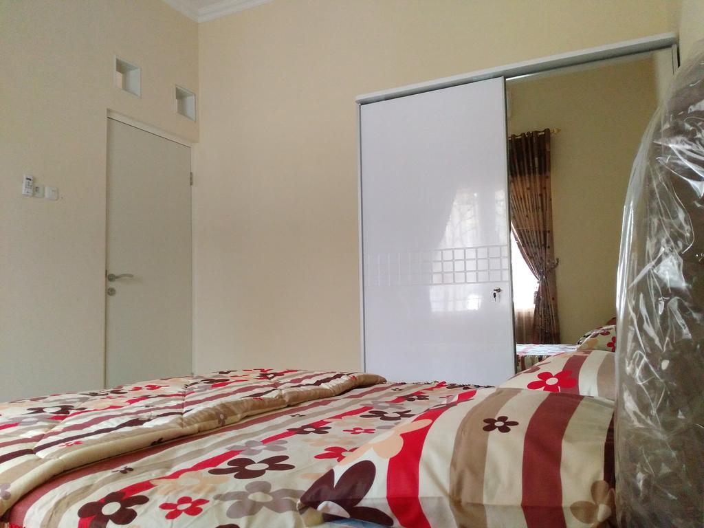 Jasmine Park Guest House Семаранг Екстер'єр фото