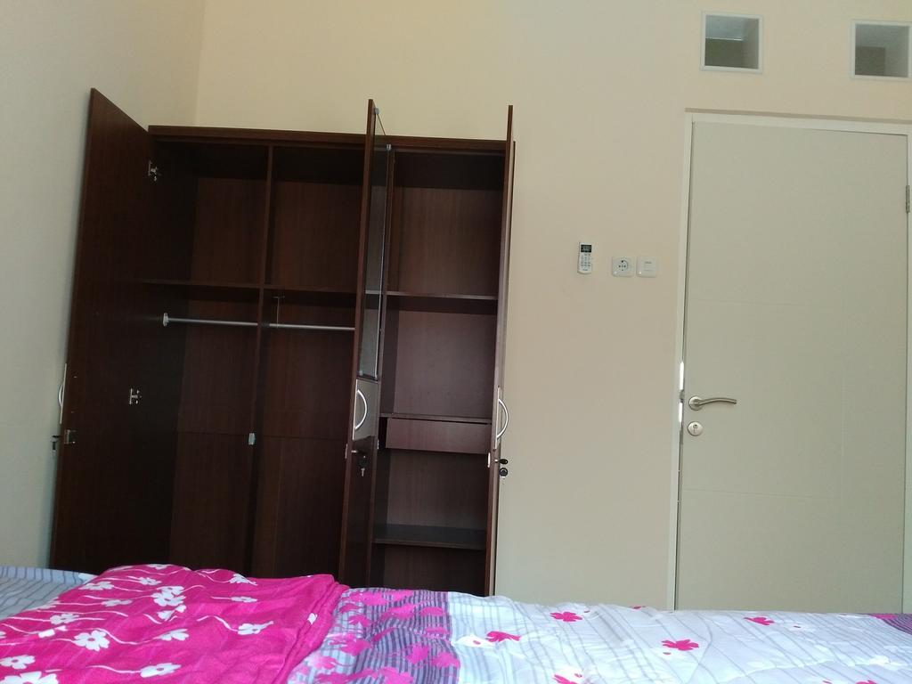 Jasmine Park Guest House Семаранг Екстер'єр фото