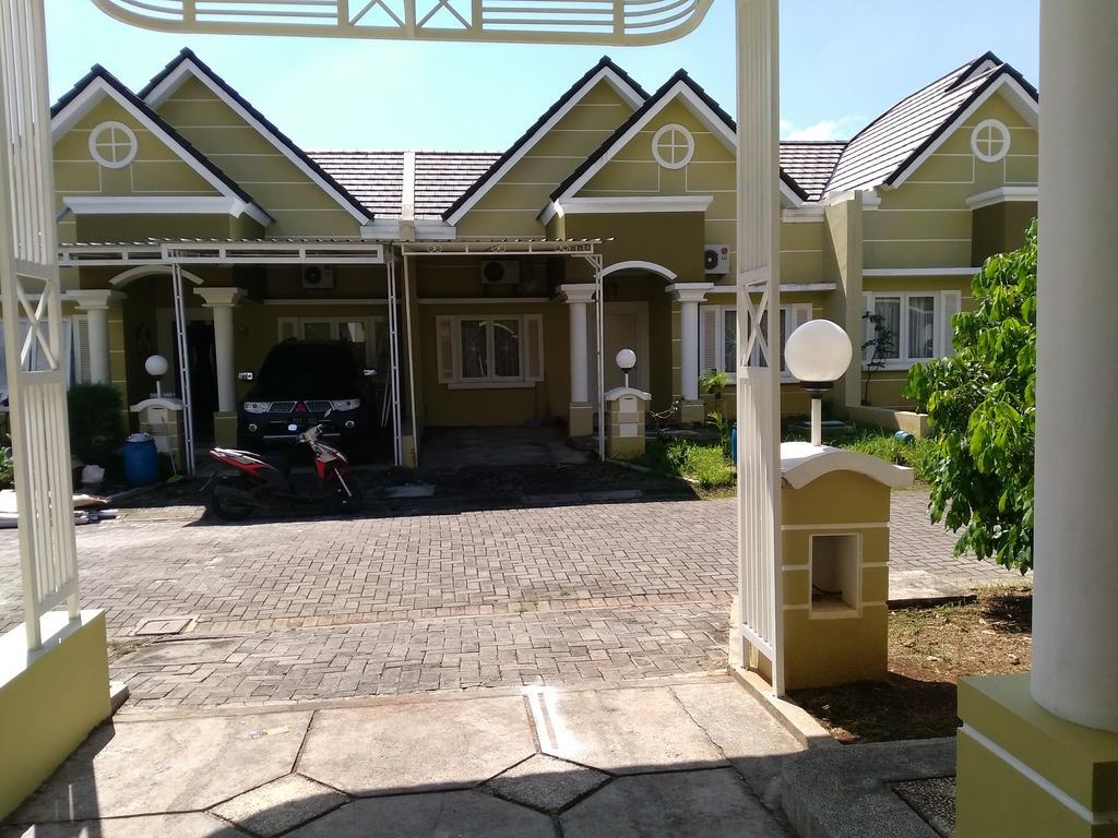 Jasmine Park Guest House Семаранг Екстер'єр фото