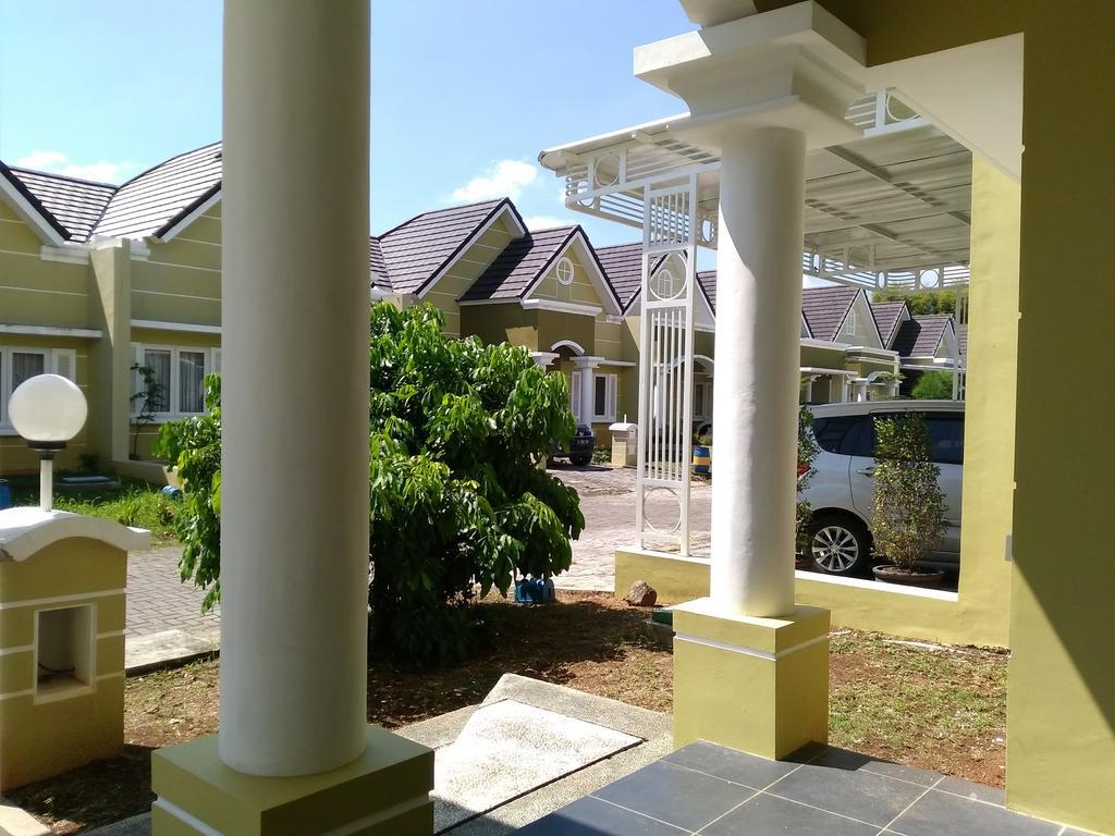 Jasmine Park Guest House Семаранг Екстер'єр фото