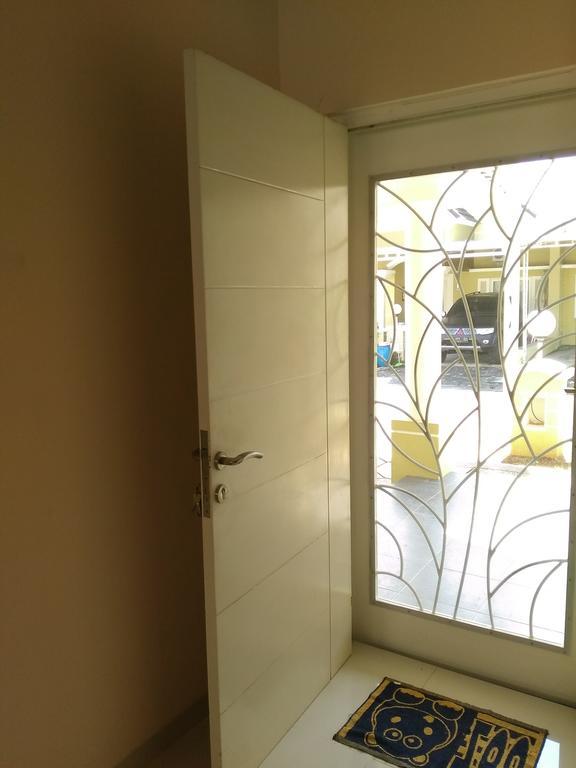 Jasmine Park Guest House Семаранг Екстер'єр фото