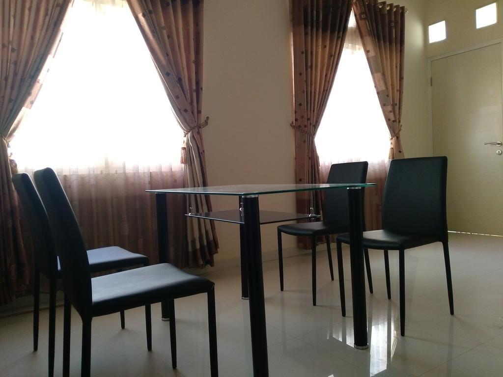 Jasmine Park Guest House Семаранг Екстер'єр фото