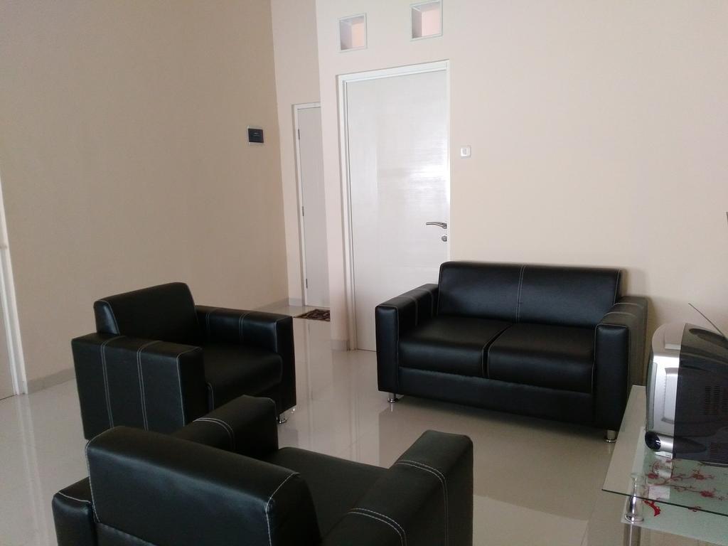 Jasmine Park Guest House Семаранг Екстер'єр фото